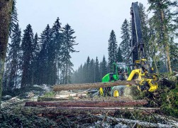 John Deere 1470G harvester