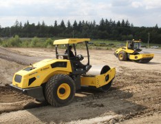 Single drum soil rollers